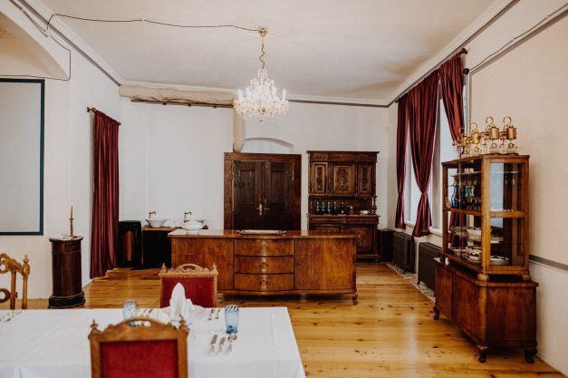 Dům 550 - Prostor ve stylu šlechtického salonu konce 19. století s terasou