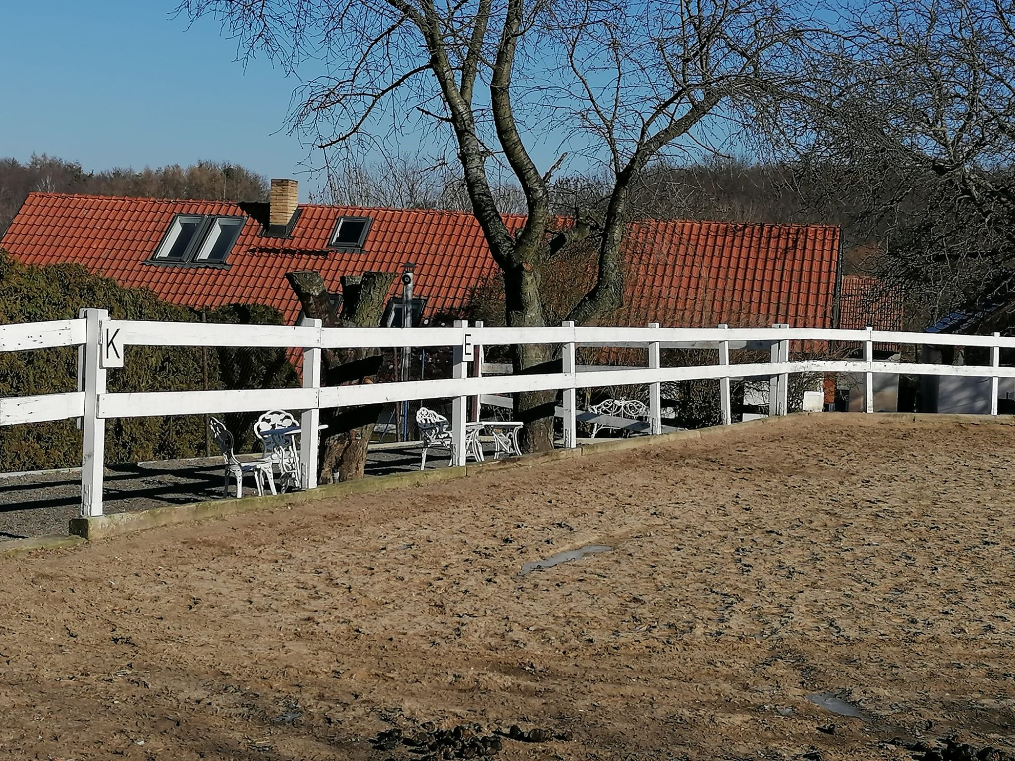 resort  C A R O L I N A, bývalá chalupa, kde trávil dětství, prázdniny Tomáš HOLÝ. - soukromá jízdárna (600 m2) s přilehlými pozemky (1500 m2) a domem 200 m2
