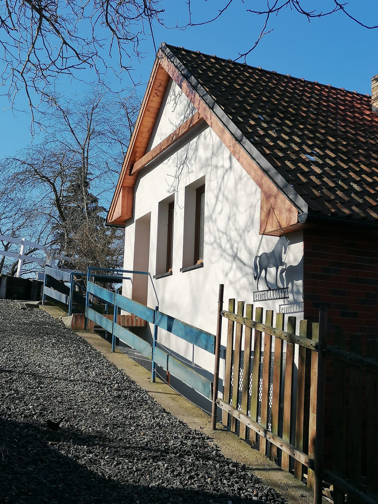 resort  C A R O L I N A, bývalá chalupa, kde trávil dětství, prázdniny Tomáš HOLÝ. - soukromá jízdárna (600 m2) s přilehlými pozemky (1500 m2) a domem 200 m2