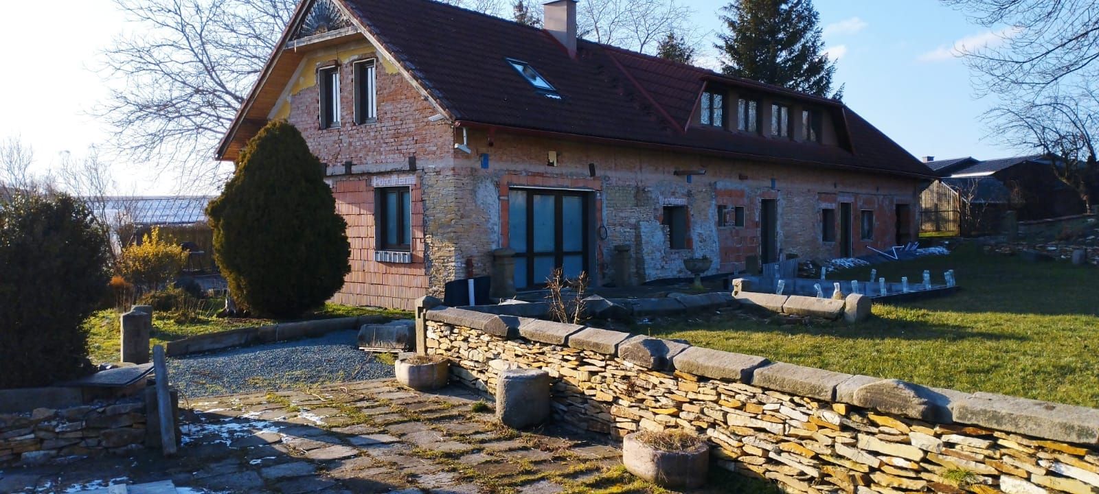 staré sídlo v "duchu fary" s "Josefovskou" stodolou, rybníkem