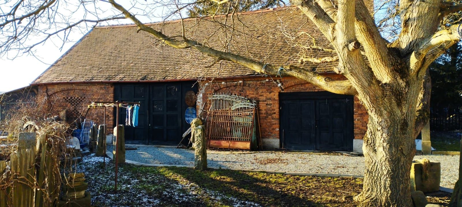staré sídlo v "duchu fary" s "Josefovskou" stodolou, rybníkem